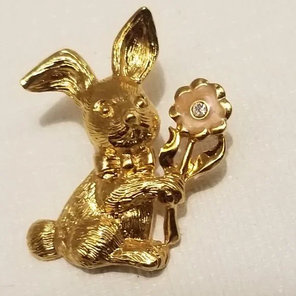 Vtg goldtone Avon bunny pin w pink enamel rhinestone flower - Picture 2 of 9